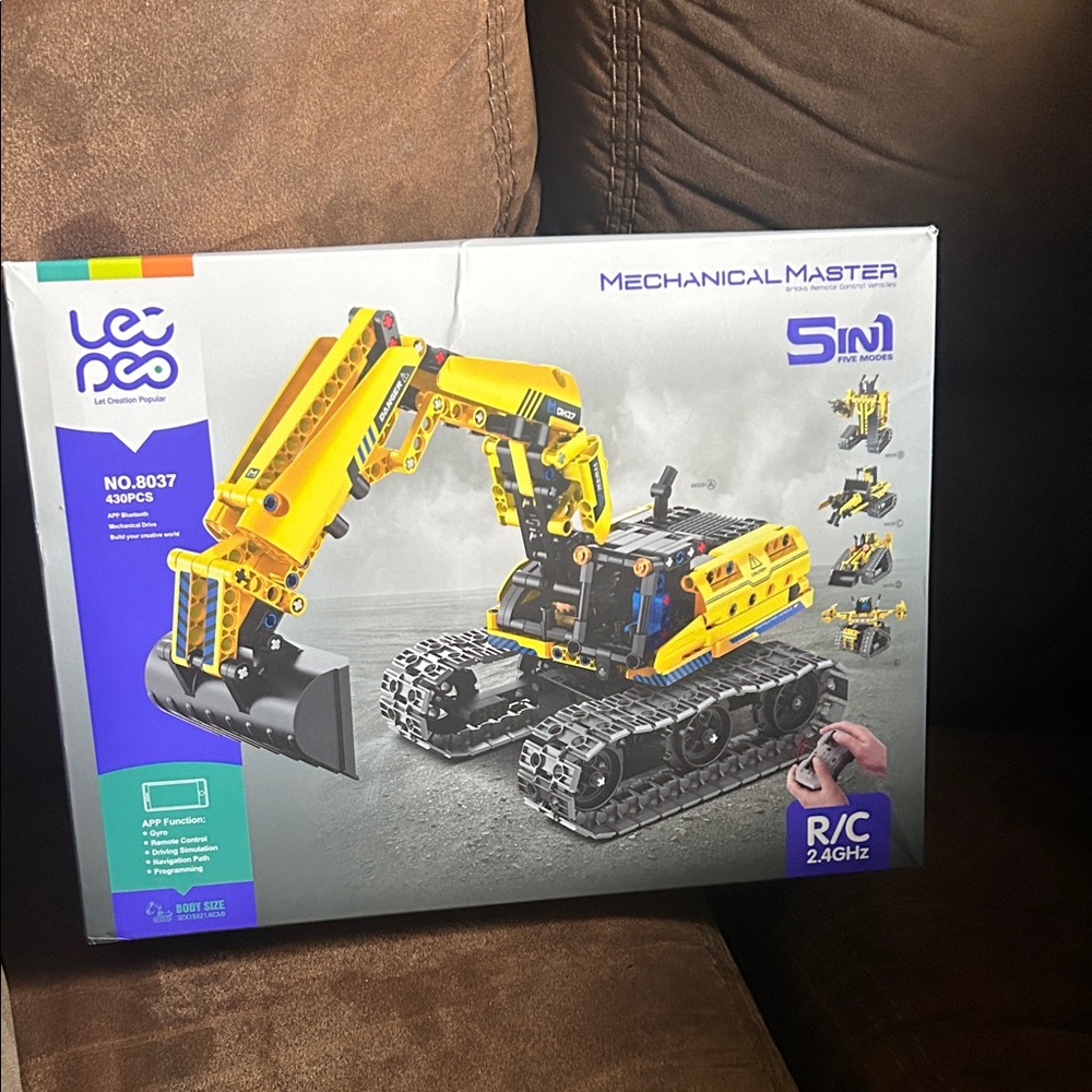 NWT Mechanical Master RC Excavator - Yellow 9”H x 12.2”D x 3”D